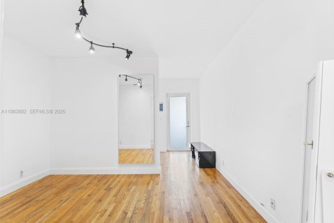 Condo in Miami Beach, Florida  № 2076608 - photo 18