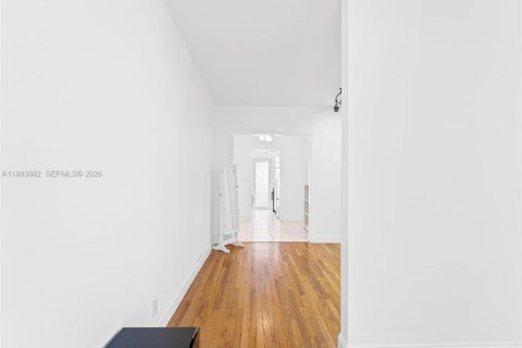 Condo in Miami Beach, Florida  № 2076608 - photo 15