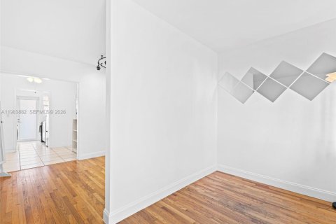 Condo in Miami Beach, Florida  № 2076608 - photo 16