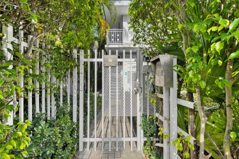 Condo in Miami Beach, Florida  № 2076608 - photo 12