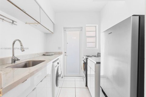 Condo in Miami Beach, Florida  № 2076608 - photo 10