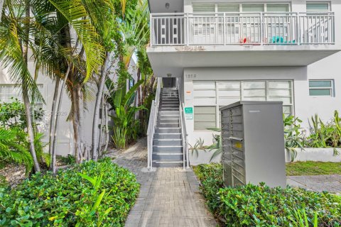 Condo in Miami Beach, Florida  № 2076608 - photo 2
