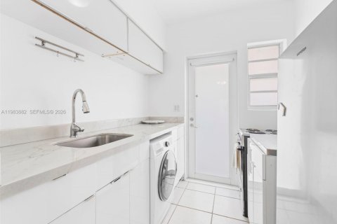 Condo in Miami Beach, Florida  № 2076608 - photo 4