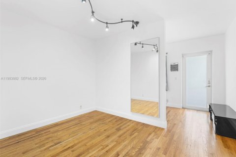 Condo in Miami Beach, Florida  № 2076608 - photo 19
