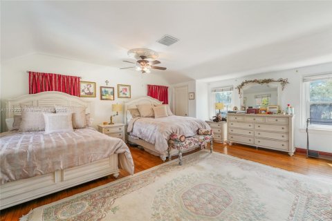House in Miami Shores, Florida 4 bedrooms, 299.89 sq.m. № 1748657 - photo 17