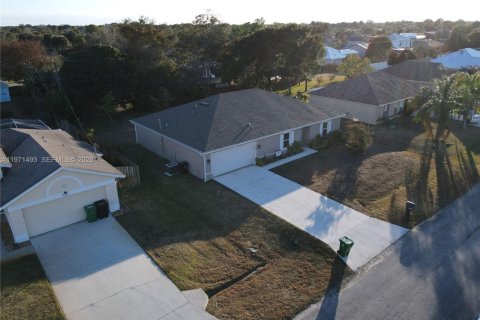 House in Port St. Lucie, Florida 5 bedrooms, 201.13 sq.m. № 2041183 - photo 30