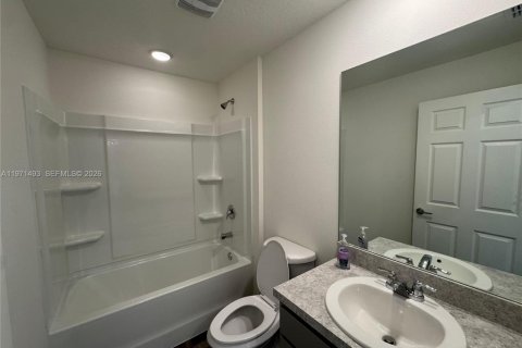 House in Port St. Lucie, Florida 5 bedrooms, 201.13 sq.m. № 2041183 - photo 6