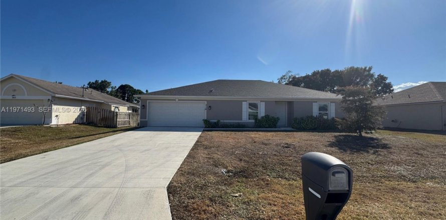 House in Port St. Lucie, Florida 5 bedrooms, 201.13 sq.m. № 2041183
