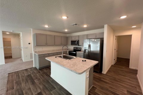 House in Port St. Lucie, Florida 5 bedrooms, 201.13 sq.m. № 2041183 - photo 2