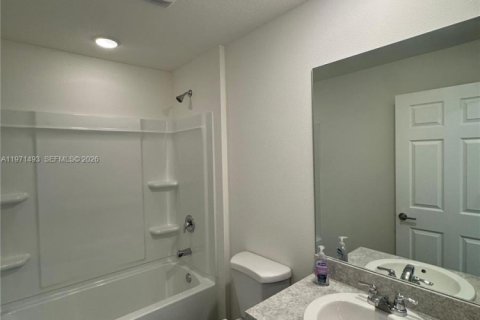 House in Port St. Lucie, Florida 5 bedrooms, 201.13 sq.m. № 2041183 - photo 4