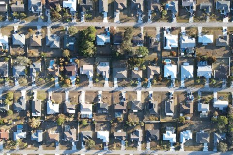 House in Port St. Lucie, Florida 5 bedrooms, 201.13 sq.m. № 2041183 - photo 28