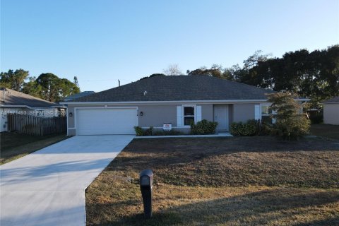 House in Port St. Lucie, Florida 5 bedrooms, 201.13 sq.m. № 2041183 - photo 27