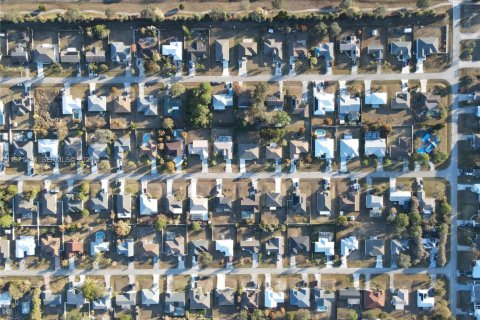 House in Port St. Lucie, Florida 5 bedrooms, 201.13 sq.m. № 2041183 - photo 29