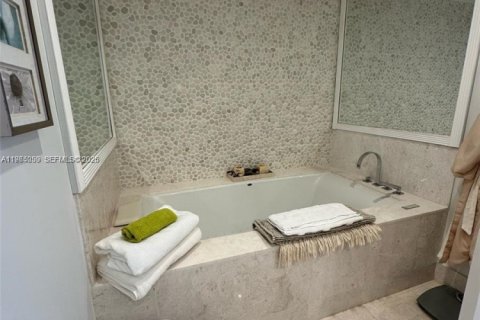 Condo in Sunny Isles Beach, Florida, 1 bedroom № 2030954 - photo 12