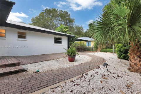 Commercial property in Vero Beach, Florida 287.9 sq.m. № 2001673 - photo 21