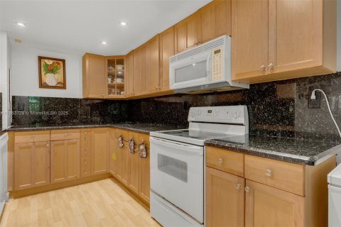 Condominio en venta en Miami, Florida, 1 dormitorio, 111.48 m2 № 2012799 - foto 9