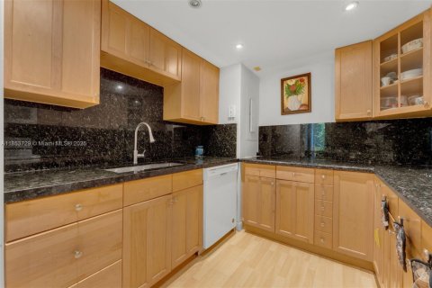 Condominio en venta en Miami, Florida, 1 dormitorio, 111.48 m2 № 2012799 - foto 10