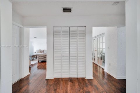 Villa ou maison à louer à Miami, Floride: 3 chambres, 131.92 m2 № 2000174 - photo 19
