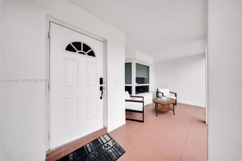 Villa ou maison à louer à Miami, Floride: 3 chambres, 131.92 m2 № 2000174 - photo 6