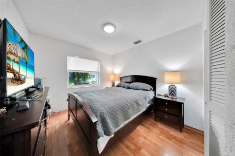 Villa ou maison à louer à Miami, Floride: 3 chambres, 131.92 m2 № 2000174 - photo 12