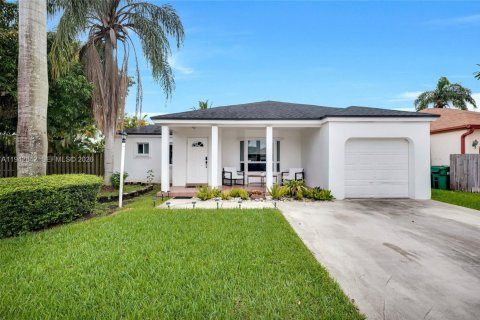 Villa ou maison à louer à Miami, Floride: 3 chambres, 131.92 m2 № 2000174 - photo 2