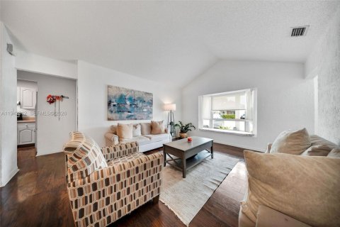 Villa ou maison à louer à Miami, Floride: 3 chambres, 131.92 m2 № 2000174 - photo 9