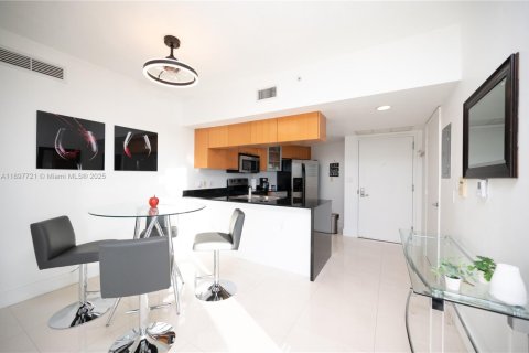 Condo in Miami, Florida, 2 bedrooms  № 1952450 - photo 8