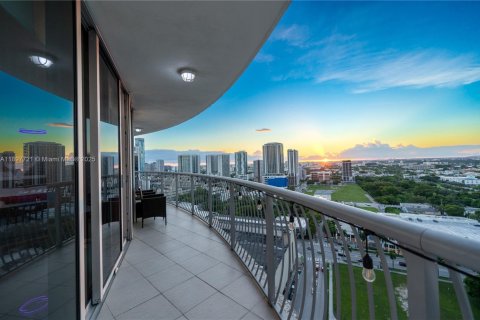 Condo in Miami, Florida, 2 bedrooms  № 1952450 - photo 2