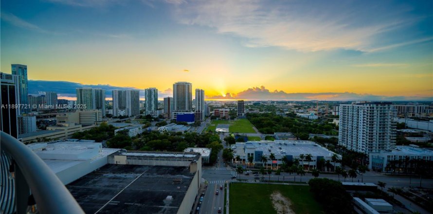 Condo in Miami, Florida, 2 bedrooms  № 1952450