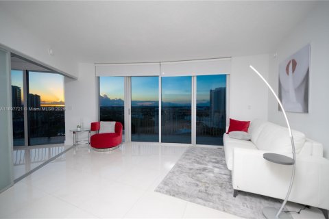 Condo in Miami, Florida, 2 bedrooms  № 1952450 - photo 14