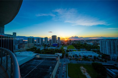 Condo in Miami, Florida, 2 bedrooms  № 1952450 - photo 3
