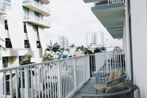 Condo in Hollywood, Florida, 1 bedroom  № 2050750 - photo 22