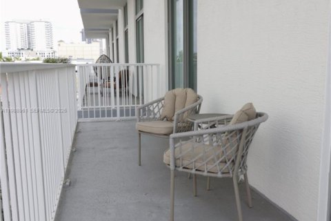 Condo in Hollywood, Florida, 1 bedroom  № 2050750 - photo 23