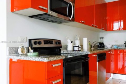 Condo in Hollywood, Florida, 1 bedroom  № 2050750 - photo 14