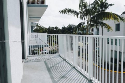 Condo in Hollywood, Florida, 1 bedroom  № 2050750 - photo 30