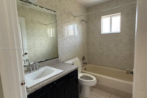 Villa ou maison à louer à Miami, Floride: 2 chambres, 199.74 m2 № 2047324 - photo 10
