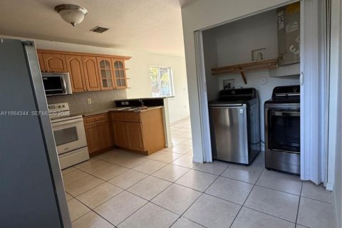 Villa ou maison à louer à Miami, Floride: 2 chambres, 199.74 m2 № 2047324 - photo 7