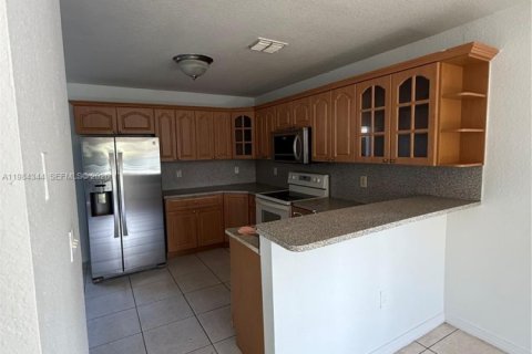 Villa ou maison à louer à Miami, Floride: 2 chambres, 199.74 m2 № 2047324 - photo 4