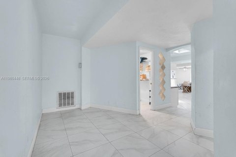 Снять в аренду квартиру в Холливуд, Флорида 4 спальни, 255.48м2, № 2051386 - фото 10