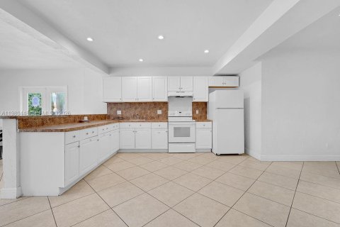 Снять в аренду квартиру в Холливуд, Флорида 4 спальни, 255.48м2, № 2051386 - фото 26