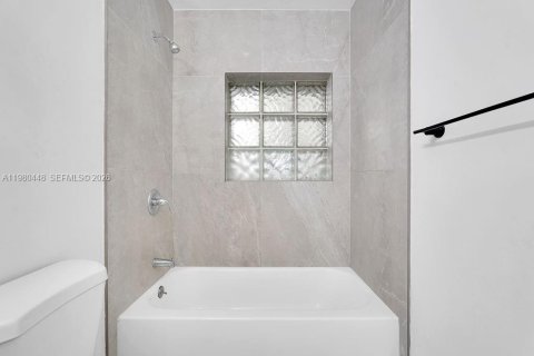 Снять в аренду квартиру в Холливуд, Флорида 4 спальни, 255.48м2, № 2051386 - фото 16