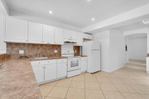 Снять в аренду квартиру в Холливуд, Флорида 4 спальни, 255.48м2, № 2051386 - фото 30