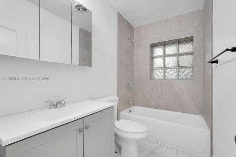 Снять в аренду квартиру в Холливуд, Флорида 4 спальни, 255.48м2, № 2051386 - фото 15