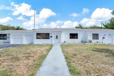 Снять в аренду квартиру в Холливуд, Флорида 4 спальни, 255.48м2, № 2051386 - фото 3