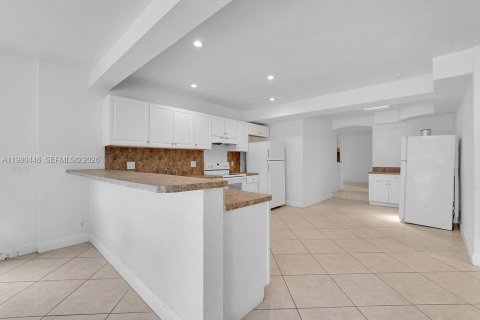 Снять в аренду квартиру в Холливуд, Флорида 4 спальни, 255.48м2, № 2051386 - фото 29