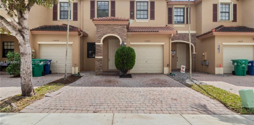 Townhouse in Miami, Florida 3 bedrooms, 150.22 sq.m. № 2067440