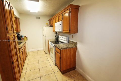 Copropriété à louer à Doral, Floride: 2 chambres, 102.66 m2 № 1890751 - photo 13