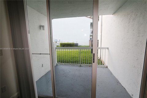 Copropriété à louer à Doral, Floride: 2 chambres, 102.66 m2 № 1890751 - photo 23