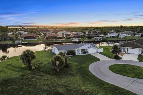 Casa en venta en Port Charlotte, Florida, 3 dormitorios, 140.84 m2 № 1825276 - foto 1
