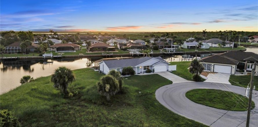 Casa en Port Charlotte, Florida 3 dormitorios, 140.84 m2 № 1825276